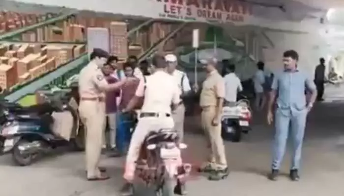 Super Police: ఎవర్నీ వదలట్లేదుగా..(వీడియో) Super Police: ఎవర్నీ వదలట్లేదుగా..(వీడియో)