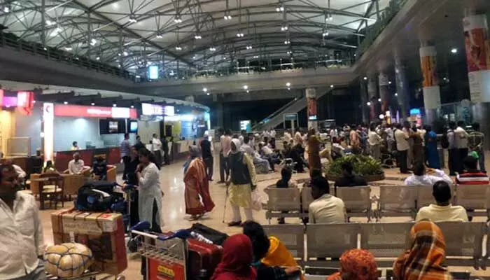 Shamshabad Airport: ఇద్దరు కస్టమ్స్ అధికారులపై CBI కేసు Shamshabad Airport: ఇద్దరు కస్టమ్స్ అధికారులపై CBI కేసు