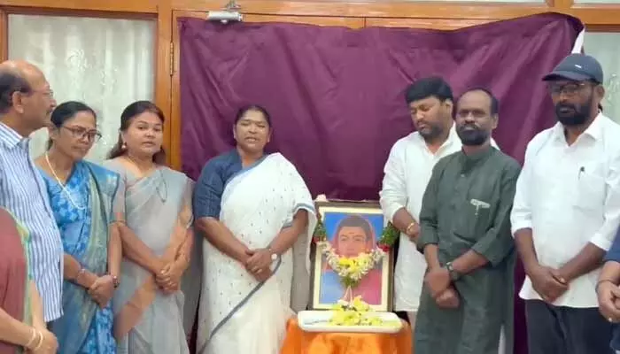 Seethakka: సావిత్రి బాయి పూలే జీవితాన్ని స్పూర్తిగా తీసుకోవాలి.. మంత్రి సీతక్క Seethakka: సావిత్రి బాయి పూలే జీవితాన్ని స్పూర్తిగా తీసుకోవాలి.. మంత్రి సీతక్క