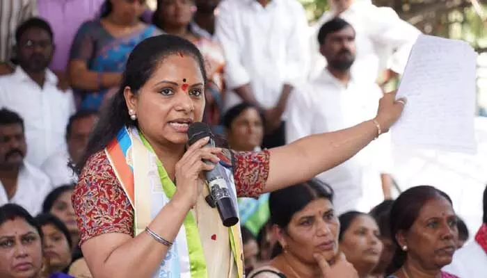 MLC Kavitha : ముఖ్యమంత్రి బాధ్యతారాహిత్యంగా వ్యవహరిస్తున్నారు : కవిత MLC Kavitha : ముఖ్యమంత్రి బాధ్యతారాహిత్యంగా వ్యవహరిస్తున్నారు : కవిత