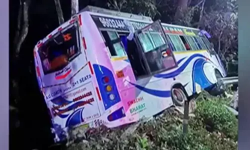 Road Accident: అయ్యప్ప స్వాముల బస్సు బోల్తా.. ఒకరు మృతి, 30 మందికి గాయాలు