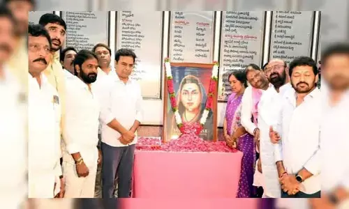 KTR : సావిత్రిబాయి పూలేకు నివాళులర్పించిన కేటీఆర్