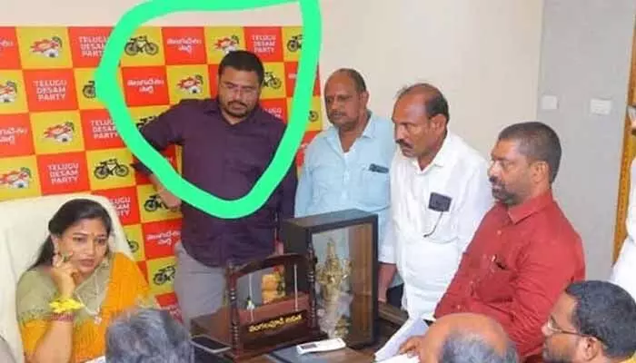 Home Minister Anitha: హోంమంత్రి పీఏపై అవినీతి ఆరోపణలు.. విధుల నుంచి తొలగింపు Home Minister Anitha: హోంమంత్రి పీఏపై అవినీతి ఆరోపణలు.. విధుల నుంచి తొలగింపు