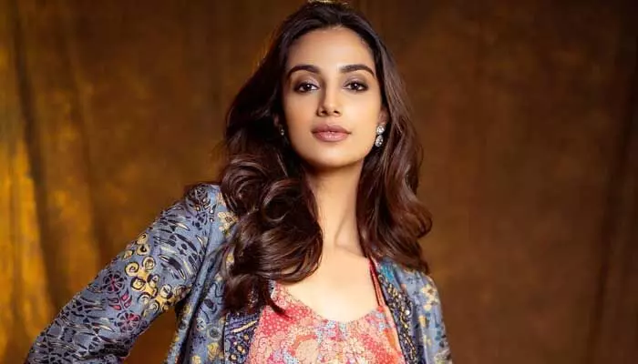 సోషల్ మీడియాను మనం మంచి కోసం వాడదాం.. యంగ్ హీరోయిన్ ఇంట్రెస్టింగ్ కామెంట్స్ (వీడియో) సోషల్ మీడియాను మనం మంచి కోసం వాడదాం.. యంగ్ హీరోయిన్ ఇంట్రెస్టింగ్ కామెంట్స్ (వీడియో)