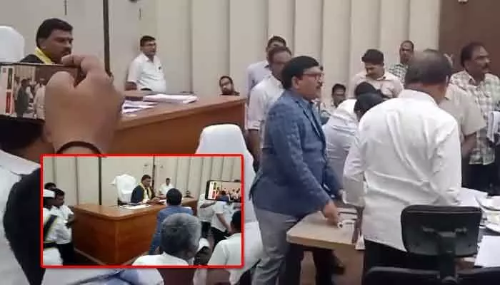 Guntur: డిప్యూటీ మేయర్ వర్సెస్ కమిషనర్.. సమావేశం రచ్చ రచ్చ(Video) Guntur: డిప్యూటీ మేయర్ వర్సెస్ కమిషనర్.. సమావేశం రచ్చ రచ్చ(Video)