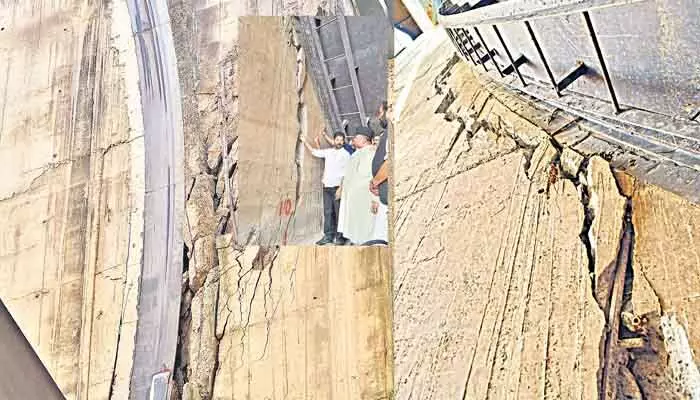 Medigadda Barrage :మేడిగడ్డ బ్యారేజీ కుంగిన ఘటనలో ఆ ఇద్దరికి చార్జీ మోమోలు Medigadda Barrage :మేడిగడ్డ బ్యారేజీ కుంగిన ఘటనలో ఆ ఇద్దరికి చార్జీ మోమోలు