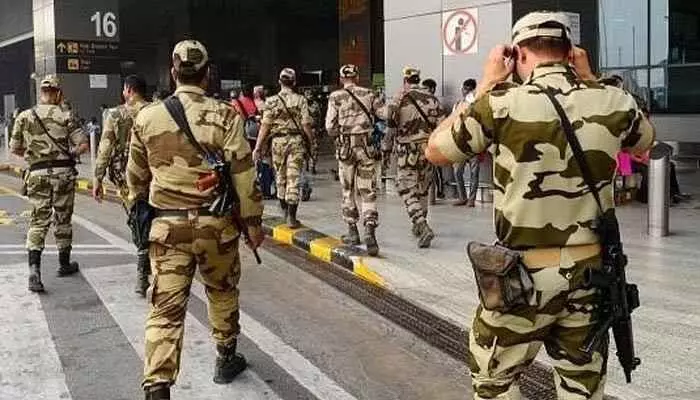 Cisf jawan : సర్వీస్ గన్తో కాల్చుకుని సీఐఎస్ఎఫ్ జవాన్ సూసైడ్.. సూరత్ ఎయిర్ పోర్టులో ఘటన Cisf jawan : సర్వీస్ గన్తో కాల్చుకుని సీఐఎస్ఎఫ్ జవాన్ సూసైడ్.. సూరత్ ఎయిర్ పోర్టులో ఘటన