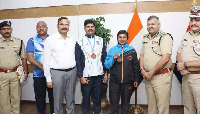 పోలీసు షూటర్లకు డీజీపీ అభినందనలు పోలీసు షూటర్లకు డీజీపీ అభినందనలు