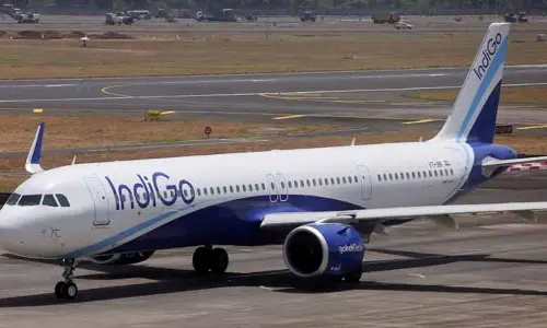 Emergency Landing: ఫ్లైట్ ఎమర్జెన్సీ ల్యాండింగ్.. ప్రయాణికులకు తప్పిన పెను ప్రమాదం