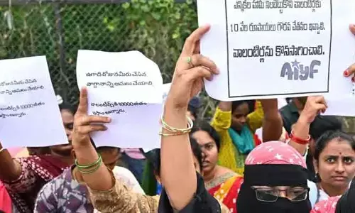 Breaking: వాలంటీర్ల ధర్నా ఉధృతం... విజయవాడలో వెనక్కి నడుస్తూ నిరసన