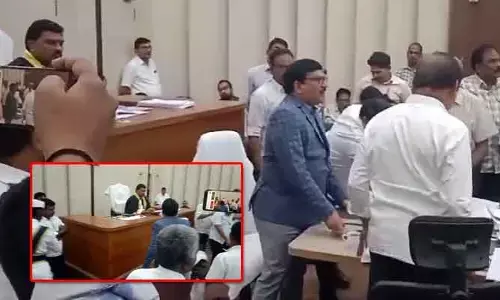 Guntur: డిప్యూటీ మేయర్ వర్సెస్ కమిషనర్.. సమావేశం రచ్చ రచ్చ(Video)