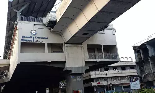 Hyderabad Metro : మెట్రో డోర్‌లో ఇరుక్కున్న ప్రయాణికుడు