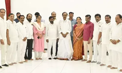 KCR: తొందరేం లేదు.. వేచి చూద్దాం.. నల్గొండ జిల్లా నేతలతో కేసీఆర్​