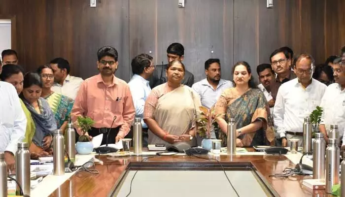 Seethakka: జిల్లా పంచాయతీ అధికారులతో మంత్రి సీతక్క సమీక్ష Seethakka: జిల్లా పంచాయతీ అధికారులతో మంత్రి సీతక్క సమీక్ష