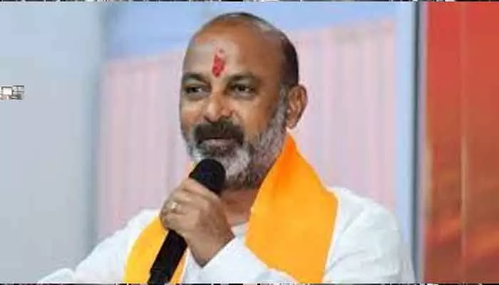 Bandi Sanjay : ఇందిరమ్మ అభయ హస్తం కాదు..భస్మాసుర హస్తం : కేంద్ర మంత్రి బండి సంజయ్ Bandi Sanjay : ఇందిరమ్మ అభయ హస్తం కాదు..భస్మాసుర హస్తం : కేంద్ర మంత్రి బండి సంజయ్