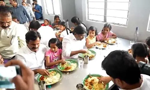 Bhatti: పాఠశాలలో భట్టి ఆకస్మిక తనిఖీ.. చిన్నారులతో కలిసి మధ్యాహ్న భోజనం