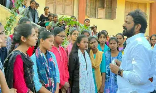 Srinivas Goud : పాలిటెక్నిక్ విద్యార్థినులను కలిసిన మాజీ మంత్రి శ్రీనివాస్ గౌడ్