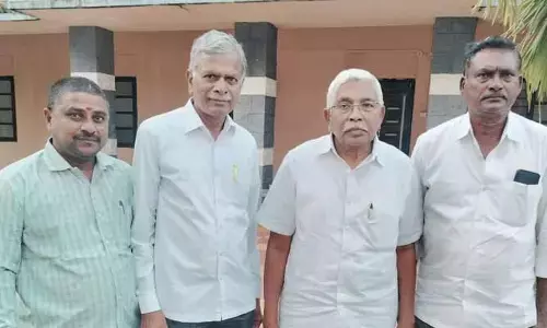 TJS: ప్రభుత్వంపై ఒత్తిడి తీసుకురండి.. ప్రొ.కోదండరాంకు టీజేఎస్ నేతల వినతి