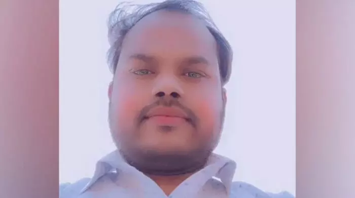 Accident: రెండు రాష్ట్రాల మధ్య పేచీ.. నాలుగు గంటలు రోడ్డుపైనే మృతదేహం..! Accident: రెండు రాష్ట్రాల మధ్య పేచీ.. నాలుగు గంటలు రోడ్డుపైనే మృతదేహం..!