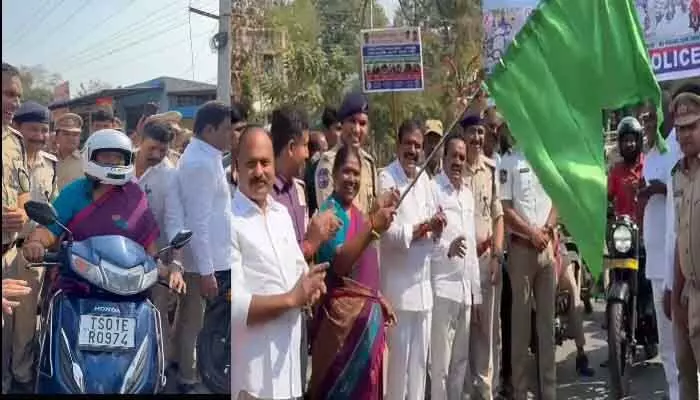 Minister Seethakka : హెల్మెట్ ధరించి స్కూటర్ నడిపిన మంత్రి సీతక్క Minister Seethakka : హెల్మెట్ ధరించి స్కూటర్ నడిపిన మంత్రి సీతక్క