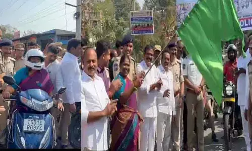 Minister Seethakka : హెల్మెట్ ధరించి స్కూటర్ నడిపిన మంత్రి సీతక్క