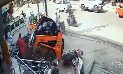 GHMC: అదుపుతప్పి వాహనాలపై దూసుకెళ్లిన జీహెచ్ఎంసీ వాహనం
