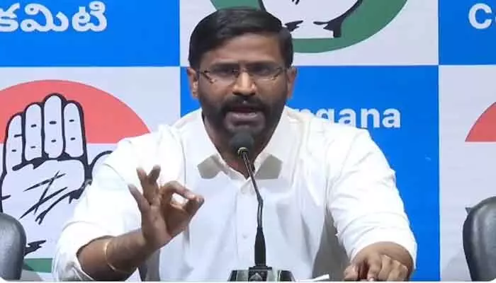 MLC Balmuri : కేటీఆర్ పాస్ పోర్టు సీజ్ చేయాలి: ఎమ్మెల్సీ బల్మూరి MLC Balmuri : కేటీఆర్ పాస్ పోర్టు సీజ్ చేయాలి: ఎమ్మెల్సీ బల్మూరి