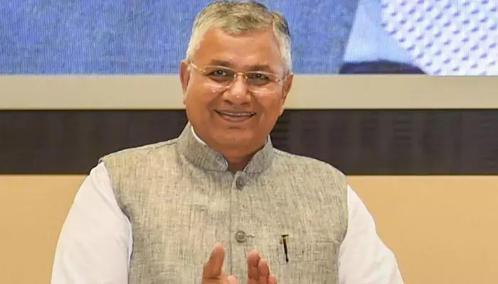 Jpc: జమిలీ ఎన్నికలు.. రేపే జేపీసీ తొలి సమావేశం ! Jpc: జమిలీ ఎన్నికలు.. రేపే జేపీసీ తొలి సమావేశం !