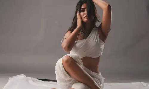Divi Vadthya:    వడ్డించా నేను చాలా నీకు అంటూ క్యాప్షన్ పెట్టి  హాట్ ఫోటోస్ షేర్ చేసిన బిగ్ బాస్ దివి