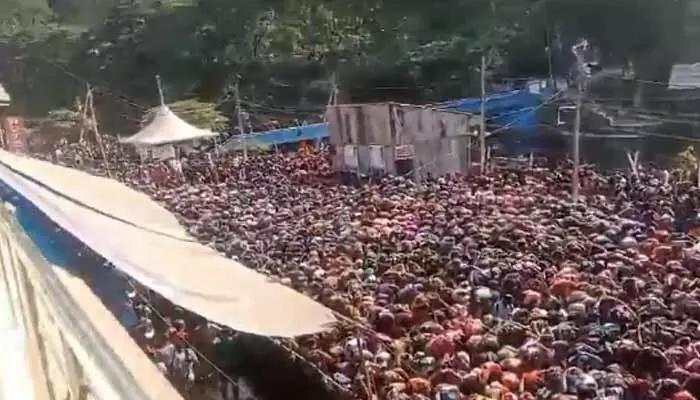 Sabarimala: శబరిమలకు పెద్ద ఎత్తున పోటెత్తిన భక్తులు.. ఆయలం కిటకిట Sabarimala: శబరిమలకు పెద్ద ఎత్తున పోటెత్తిన భక్తులు.. ఆయలం కిటకిట