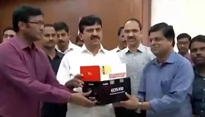 I&PR: ప్రభుత్వ కార్యక్రమాలను ప్రజల్లోకి తీసుకెళ్లండి.. మంత్రి పొంగులేటి కీలక వ్యాఖ్యలు I&PR: ప్రభుత్వ కార్యక్రమాలను ప్రజల్లోకి తీసుకెళ్లండి.. మంత్రి పొంగులేటి కీలక వ్యాఖ్యలు