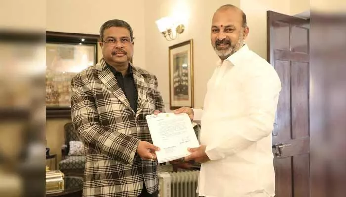 BJP: ఎడ్యుకేషనల్ హబ్కు సహకరించండి.. కేంద్ర మంత్రికి బండి సంజయ్ వినతి BJP: ఎడ్యుకేషనల్ హబ్కు సహకరించండి.. కేంద్ర మంత్రికి బండి సంజయ్ వినతి