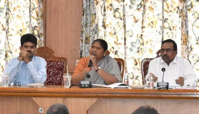 seethakka: కాంట్రాక్టర్లు, అధికారులకు మంత్రి సీతక్క హెచ్చరిక seethakka: కాంట్రాక్టర్లు, అధికారులకు మంత్రి సీతక్క హెచ్చరిక