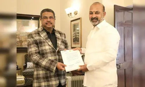 BJP: ఎడ్యుకేషనల్ హబ్‌కు సహకరించండి.. కేంద్ర మంత్రికి బండి సంజయ్ వినతి