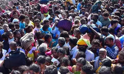 తిరుపతిలో తీవ్ర విషాదం.. తొక్కిసలాటలో ముగ్గురు భక్తులు మృతి