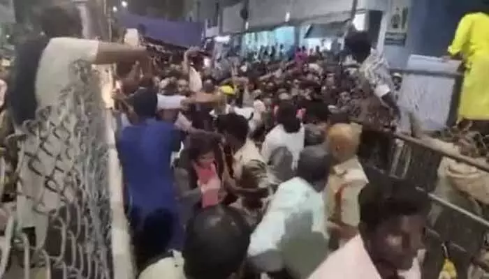 Tirumala:‘తొక్కిసలాటకు అసలు కారణం ఇదే’.. ప్రత్యక్ష సాక్షి కీలక వ్యాఖ్యలు Tirumala:‘తొక్కిసలాటకు అసలు కారణం ఇదే’.. ప్రత్యక్ష సాక్షి కీలక వ్యాఖ్యలు