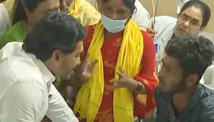 Tirupati: తొక్కిసలాట బాధితులకు జగన్ కీలక హామీ Tirupati: తొక్కిసలాట బాధితులకు జగన్ కీలక హామీ