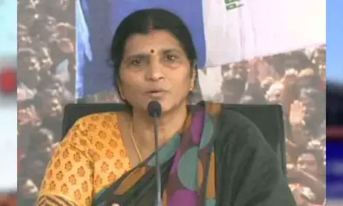 Lakshmi Parvathi : తిరుపతిలో తొక్కిసలాటకు ఎవరు బాధ్యత వహిస్తారు: లక్ష్మీ పార్వతీ