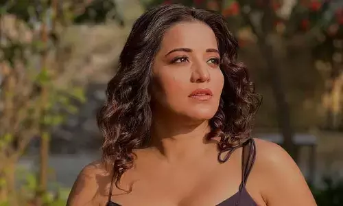 Actress MONALISA : స్టన్నింగ్ లుక్స్ లో కుర్రకారుని కవ్విస్తున్న మోనాలిసా