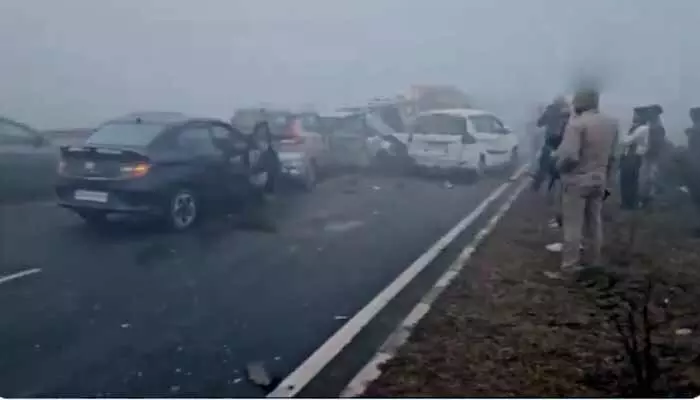 Delhi: పొగమంచు ఎఫెక్ట్.. హైవేపై పరస్పరం ఢీ కొన్న వాహనాలు Delhi: పొగమంచు ఎఫెక్ట్.. హైవేపై పరస్పరం ఢీ కొన్న వాహనాలు