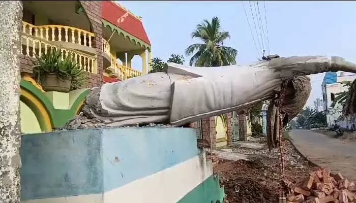వైఎస్ఆర్ విగ్రహాన్ని ధ్వంసం చేసిన దుండగులు వైఎస్ఆర్ విగ్రహాన్ని ధ్వంసం చేసిన దుండగులు