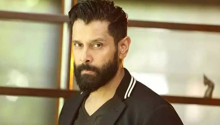 Chiyan Vikram: విక్రమ్ అభిమానులకు బ్యాడ్ న్యూస్.. సోషల్ మీడియాలో వైరల్గా మారిన ట్వీట్ Chiyan Vikram: విక్రమ్ అభిమానులకు బ్యాడ్ న్యూస్.. సోషల్ మీడియాలో వైరల్గా మారిన ట్వీట్