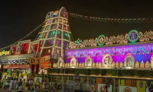 Tirumala: తిరుమలలో ఉత్తర ద్వార దర్శనం షురూ.. శ్రీవారిని దర్శించుకున్న ప్రముఖులు
