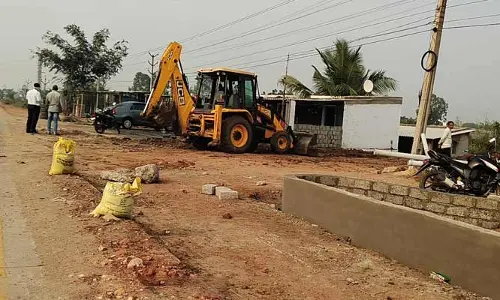 Bapatla: ఆక్రమణల చెరలో దిగమర్రు జాతీయ రహదారి 216