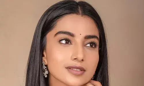 Meenaakshi Chaudhary :  గ్లామర్ లుక్ లో కనువిందు చేస్తున్న మీనాక్షి చౌదరి