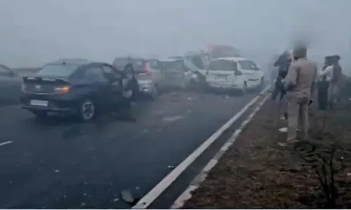 Delhi: పొగమంచు ఎఫెక్ట్.. హైవేపై పరస్పరం ఢీ కొన్న వాహనాలు