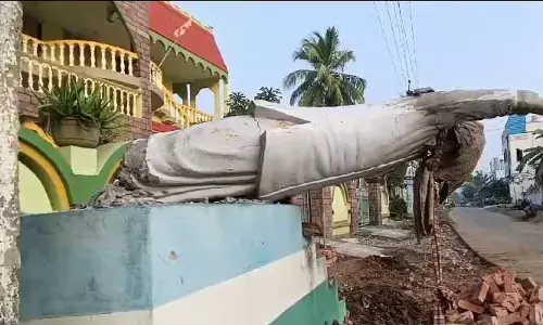 వైఎస్‌‌ఆర్ విగ్రహాన్ని ధ్వంసం చేసిన దుండగులు