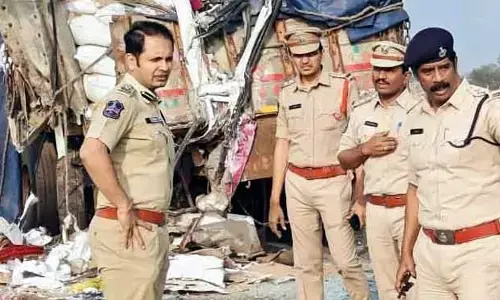 లారీని ఢీకొట్టిన ప్రైవేట్ ట్రావెల్స్ బస్సు.. ఐదుగురు కూలీలు దుర్మరణం