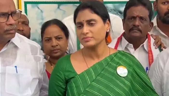 YS Sharmila : తిరుపతి తొక్కిసలాట ఘటనకు సీఎం చంద్రబాబు బాధ్యత వహించాలి : వైఎస్ షర్మిల YS Sharmila : తిరుపతి తొక్కిసలాట ఘటనకు సీఎం చంద్రబాబు బాధ్యత వహించాలి : వైఎస్ షర్మిల
