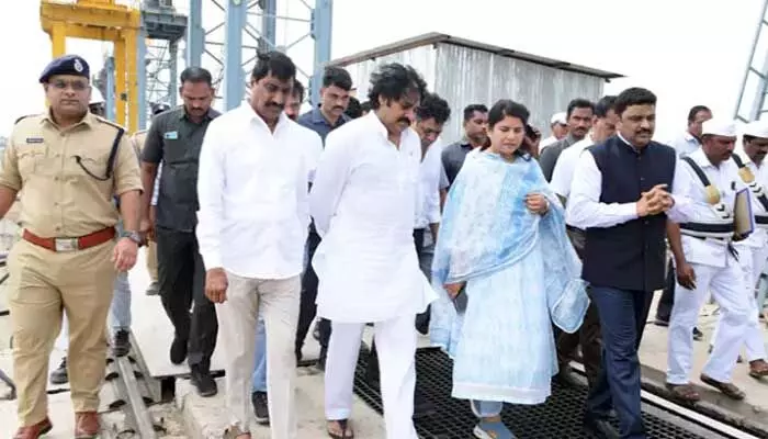 Pavan Kalyan : గ్రీన్ కో సోలార్ పార్కును పరిశీలించిన పవన్ కళ్యాణ్ Pavan Kalyan : గ్రీన్ కో సోలార్ పార్కును పరిశీలించిన పవన్ కళ్యాణ్
